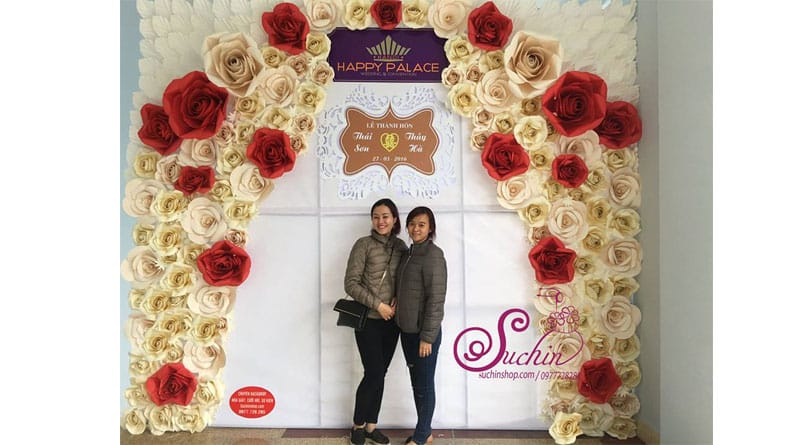 Hoa giấy tạo nên backdrop đám cưới đẹp và ý nghĩa
