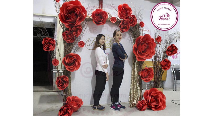 Mẫu backdrop đám cưới hoa giấy được nhiều người yêu thích