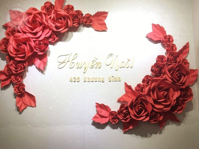 Hoa giấy trang trí cửa hàng nail