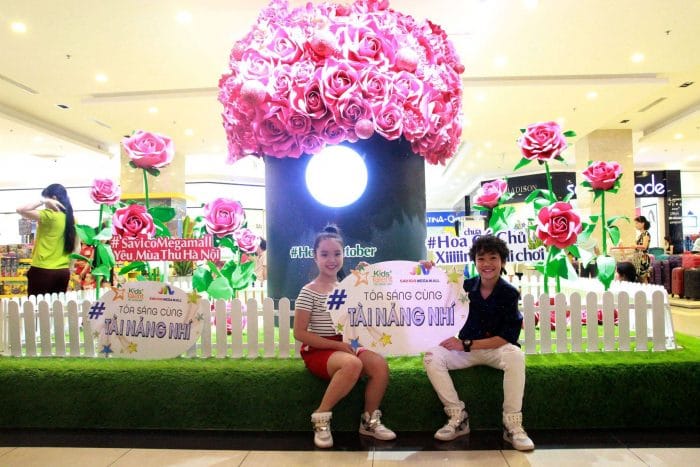 Hộp hoa khổng lồ trang trí Savico Megamall Long Biên