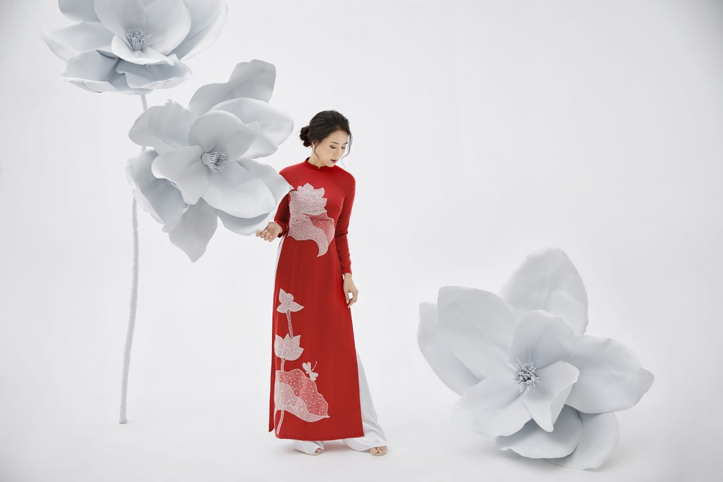 Hoa chụp lookbook áo dài diễn viên Hồng Diễm